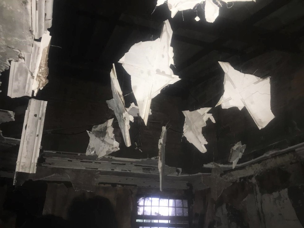 Forro de cômodo foi destruído pelas chamas — Foto: Bombeiros/Divulgação