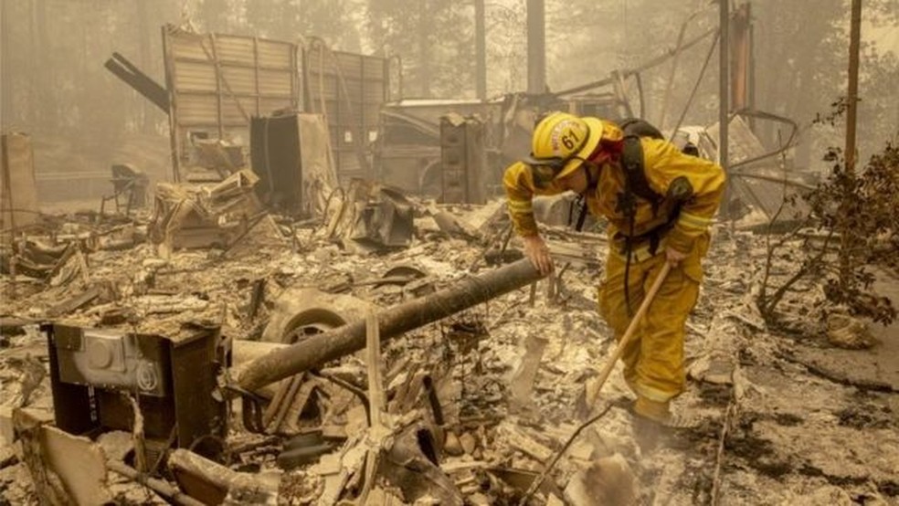 Vários cientistas associam os incêndios na costa oeste dos EUA às mudanças climáticas, mas tal relação foi rejeitada por Trump na semana passada — Foto: EPA/BBC