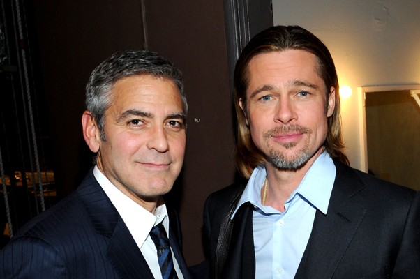 Além de lindos têm um bom coração! A amizade entre George Clooney e Brad Pitt rendeu não apenas filmes de sucesso, como também uma instituição de caridade, fundada pelos atores (Foto: Getty Images)