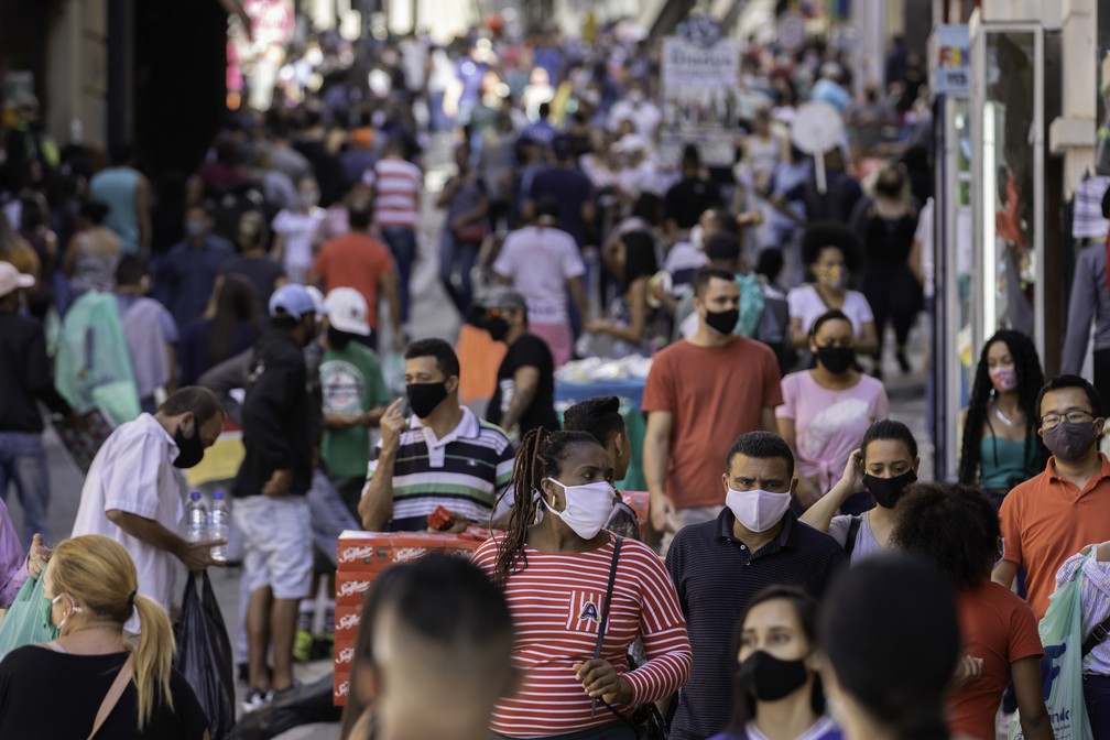Movimentação de pessoas na Rua 25 de Março, região central de São Paulo, na manhã de sábado (20) — Foto: Bruno Rocha/Estadão Contrúdo