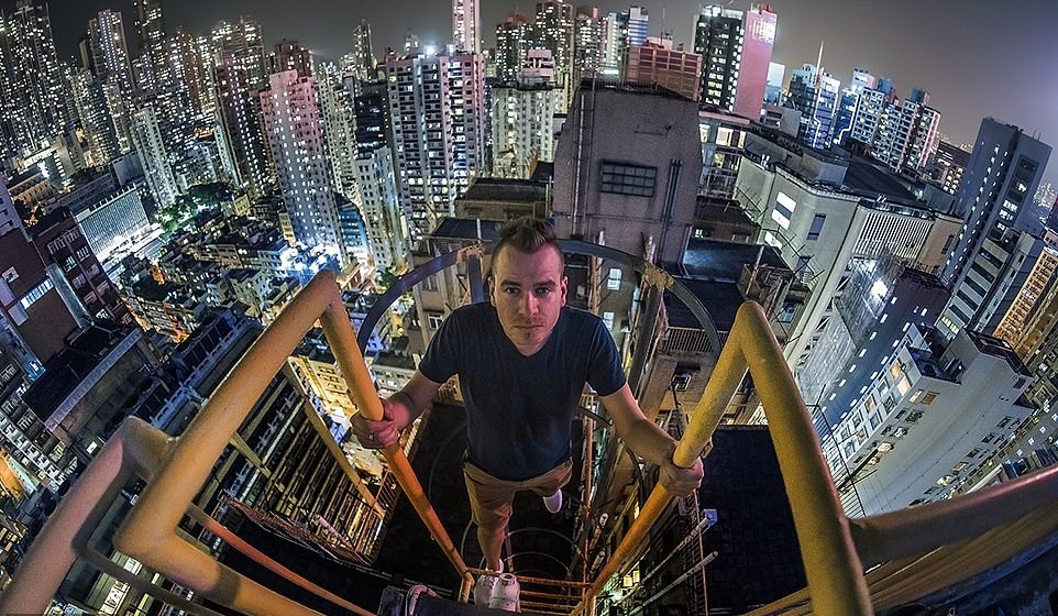 Fotógrafo arrisca a vida para tirar fotos dos arranha-céus de Hong Kong (Foto: Divulgação)