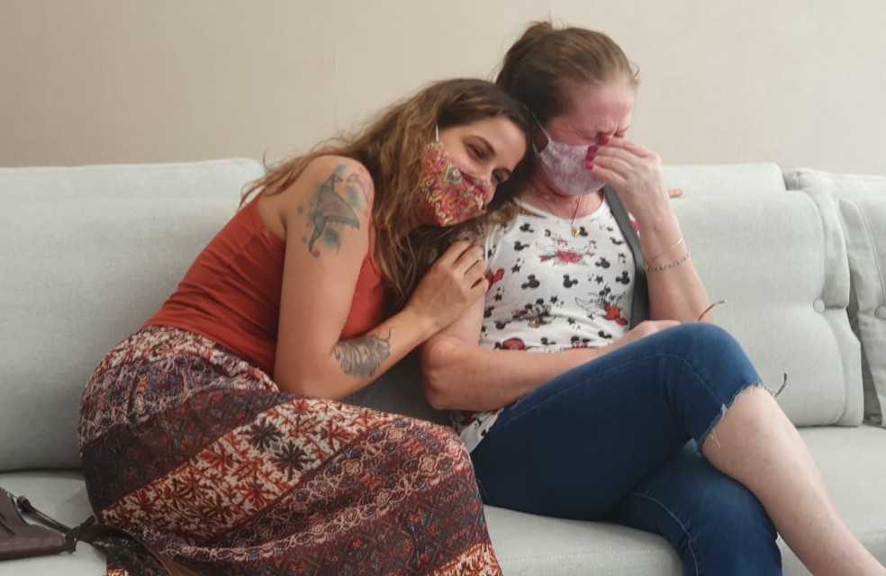 Roberta e Marlene ao saberem que jovem ganhou uma bolsa de estudos para um mestrado em Santos, SP — Foto: Divulgação/Unimes