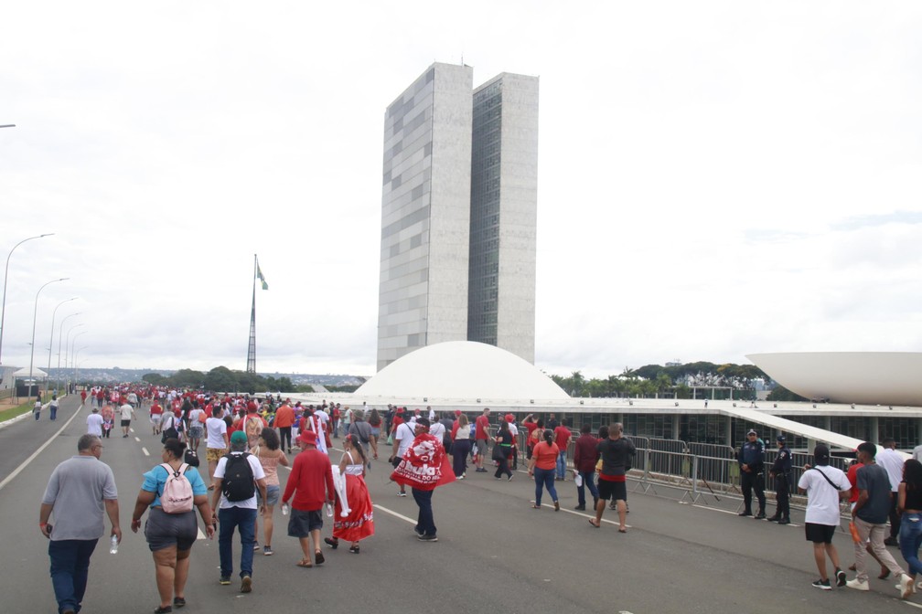 Movimentação de apoiadores do presidente Lula para entrada na Esplanada dos Ministérios, em Brasília, neste domingo (1º) — Foto: Mineto/Futura Press/Estadão Conteúdo