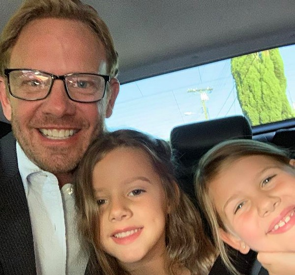 O ator Ian Ziering com as duas filhas (Foto: Instagram)