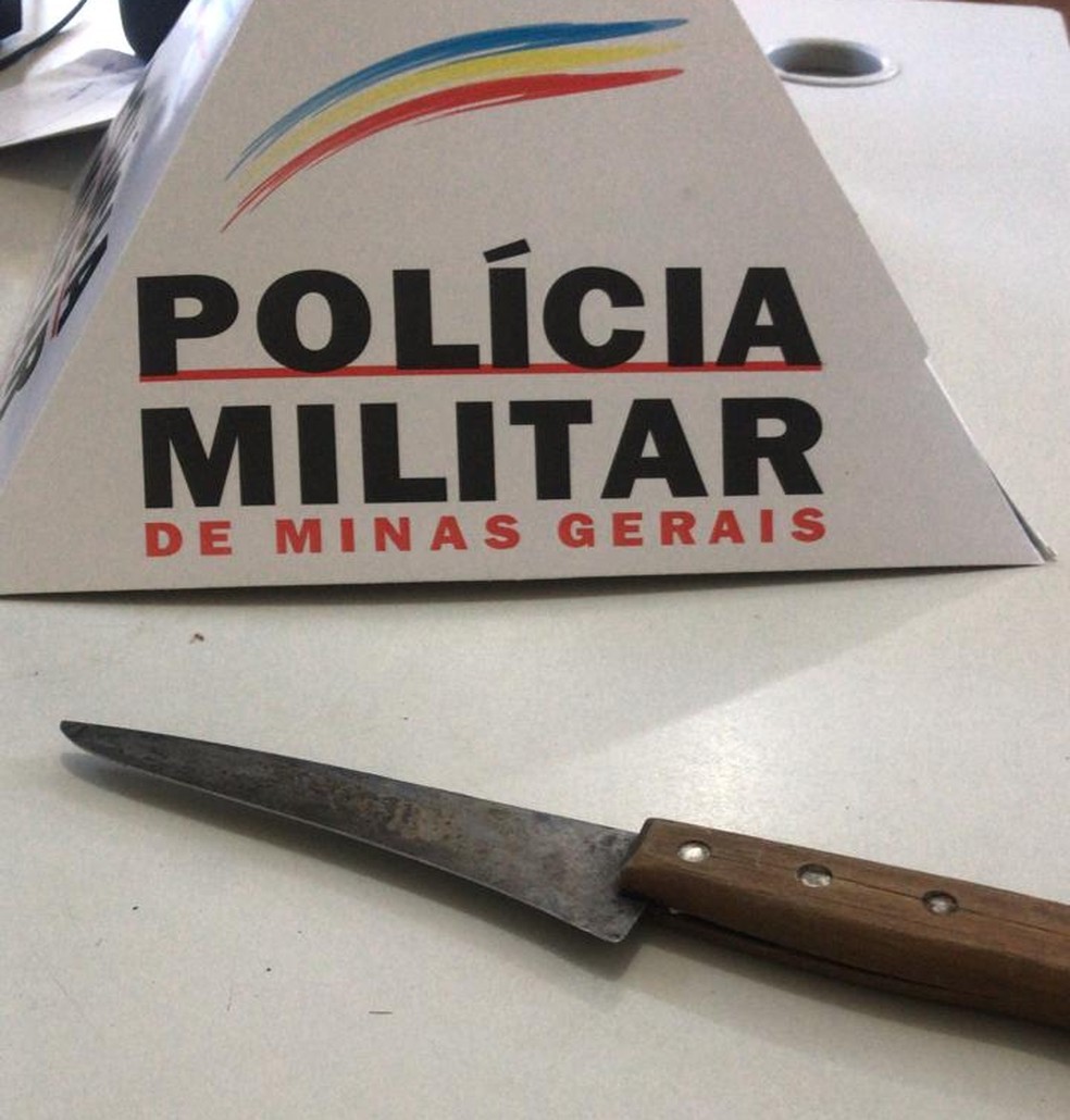 Faca usada nos delitos foi apreendida pela PolÃ­cia Militar em Espinosa â€” Foto: PolÃ­cia Militar/DivulgaÃ§Ã£o 