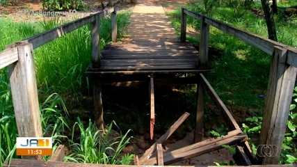 Moradores do setor Maria Rosa reclamam de ponte quebrada e falta de manutenção em praça