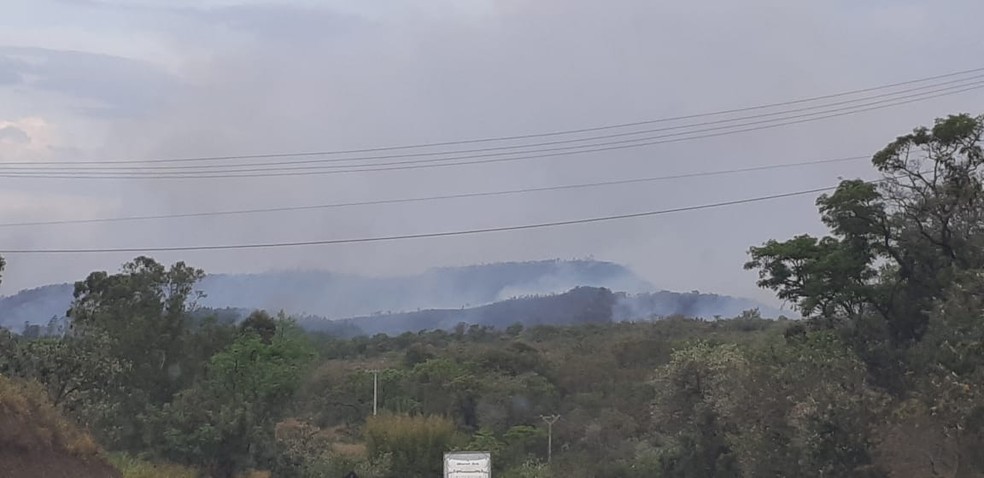 Incêndio atinge área de mata na região de Sorocaba — Foto: Divulgação/São Roque Notícias
