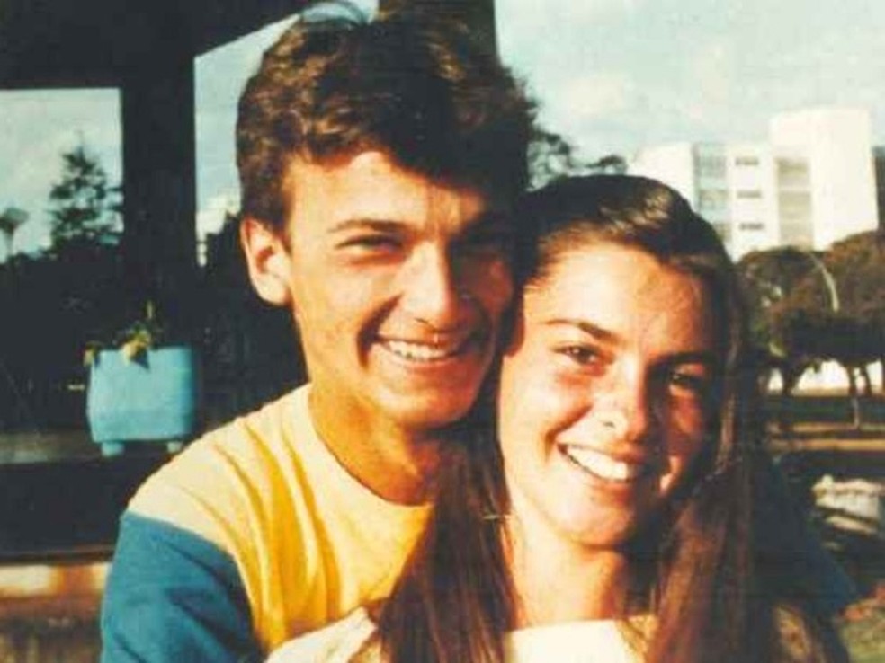 Marcelo Bauer e a entÃ£o namorada Thais Muniz MendonÃ§a, que foi encontrada morta com facadas pelo corpo e sinal de asfixiamento por produto tÃ³xico em matagal em BrasÃ­lia; ex foi condenado pelo crime (Foto: ReproduÃ§Ã£o)