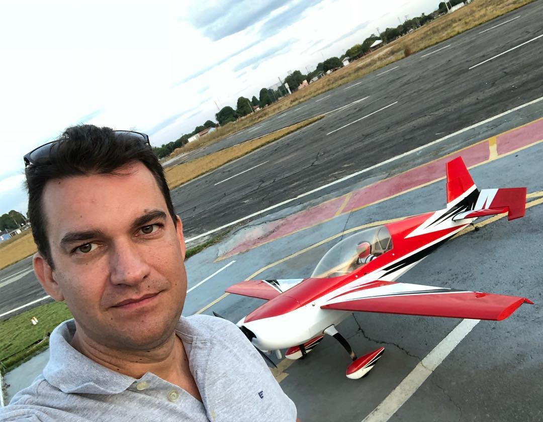 Piloto e dono de empresa de táxi aéreo, Cataratas declarou ter dez aeronaves. O registro é de janeiro de 2018, no Parque Anauá, em Boa Vista — Foto: Reprodução