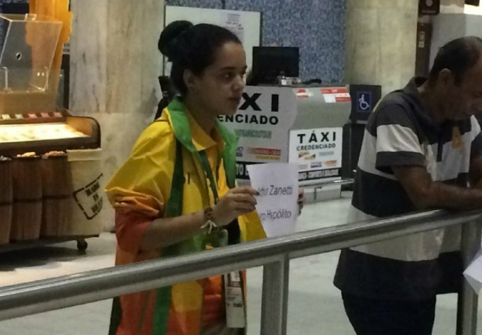 voluntária aguarda arthur zanetti e diego hypólito no aeroporto (Foto: Marcos Guerra)
