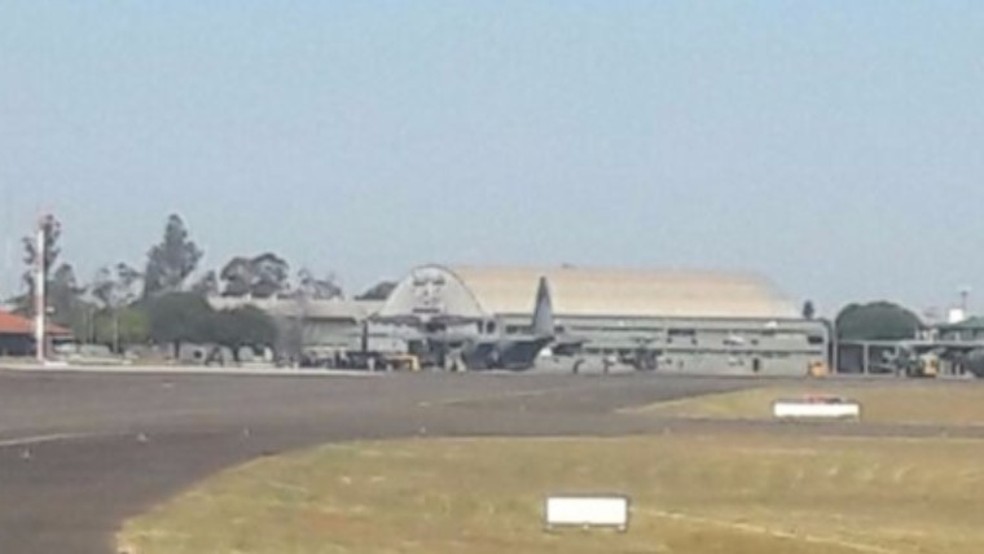 Avi&atilde;o que chegou com os apenados do RS (Foto: S&eacute;rgio Saturnino/TV Morena)