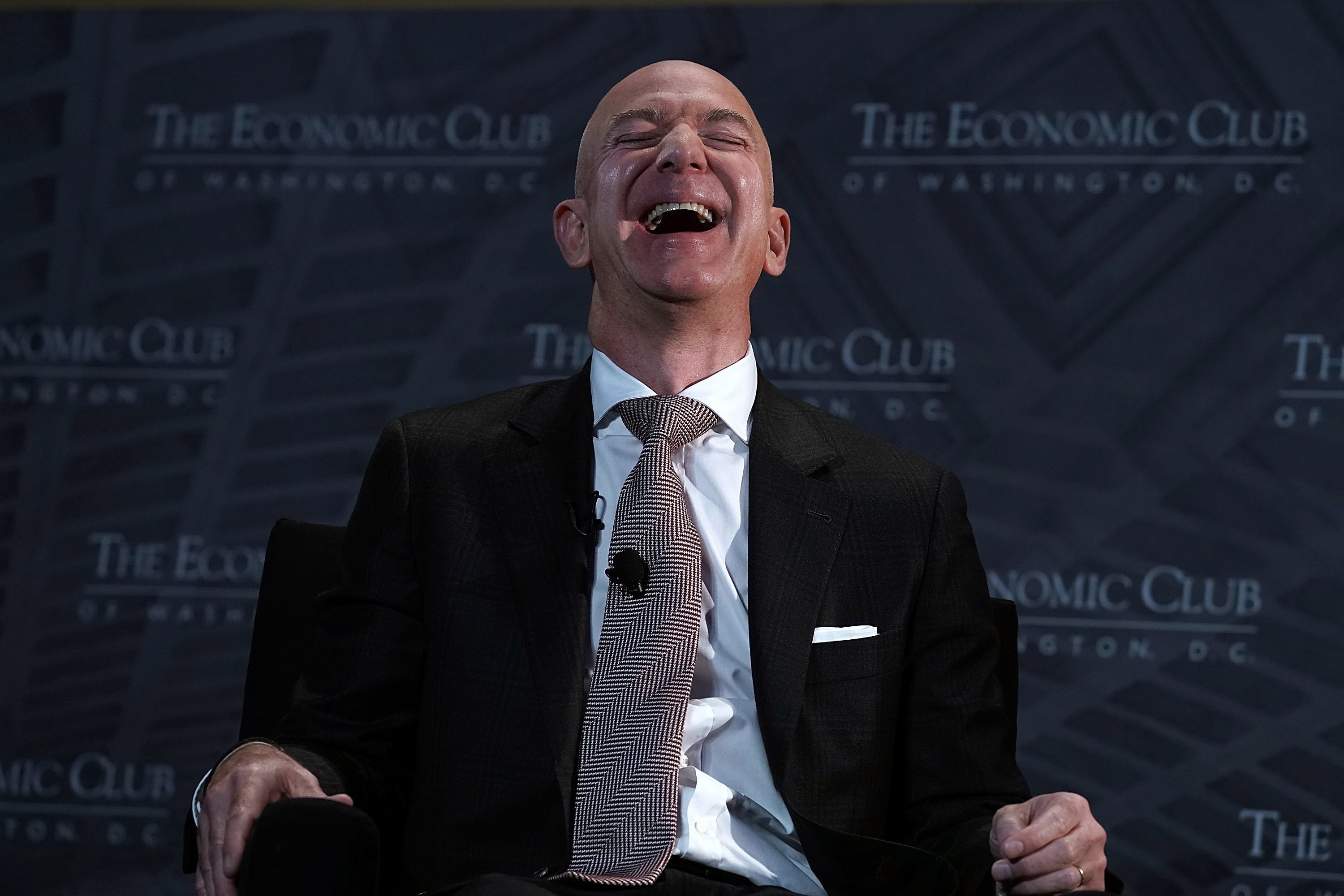 Jeff Bezos ri à toda; ele retoma o posto de pessoa mais rica do mundo (Foto: Getty Images)