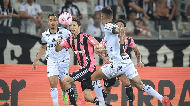 Nacho Fernández, do Atlético-MG, tenta passar pela marcação do Ceará