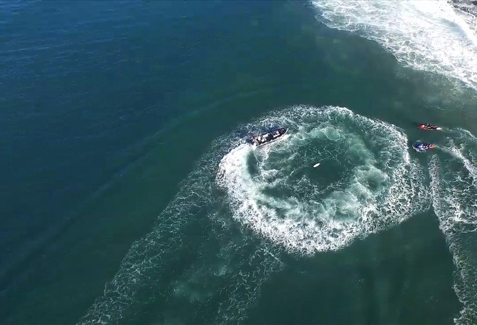 Imagem aérea do ataque de tubarão a Mick Fanning na final da etapa de Jeffreys Bay (Foto: Divulgação / WSL)