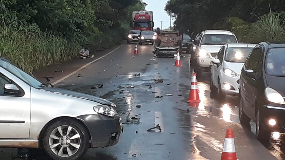 Dois carros bateram de frente na estrada de Chapada dos Guimarães — Foto: Divulgação
