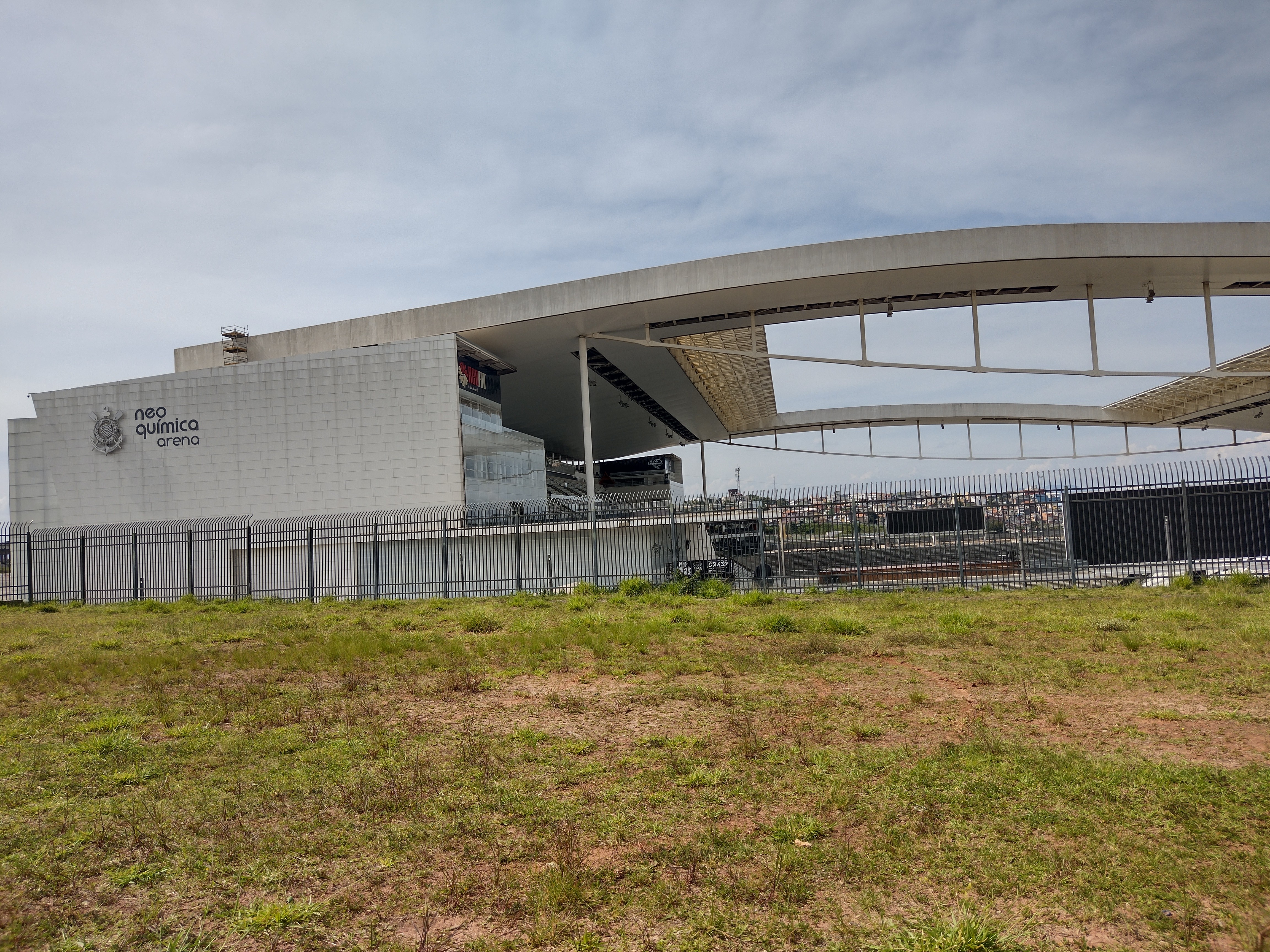 Moradores do entorno da Arena Corinthians veem melhora em infraestrutura e moradias mais caras após estádio; local tem obras paradas