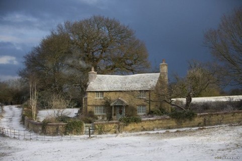 A casinha fica ainda mais bela cercada por neve