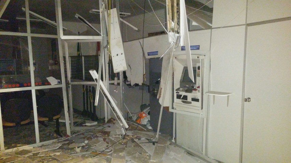 Agência bancária ficou destruída após ação dos criminosos (Foto: Arquivo Pessoal/Tenente Jesus)