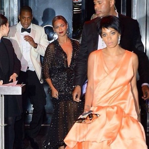 Jay Z, Beyoncé e Solange Knowles saem do hotel logo após o incidente (Foto: Reprodução)