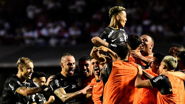 Adson comemora gol do Corinthians contra o São Paulo