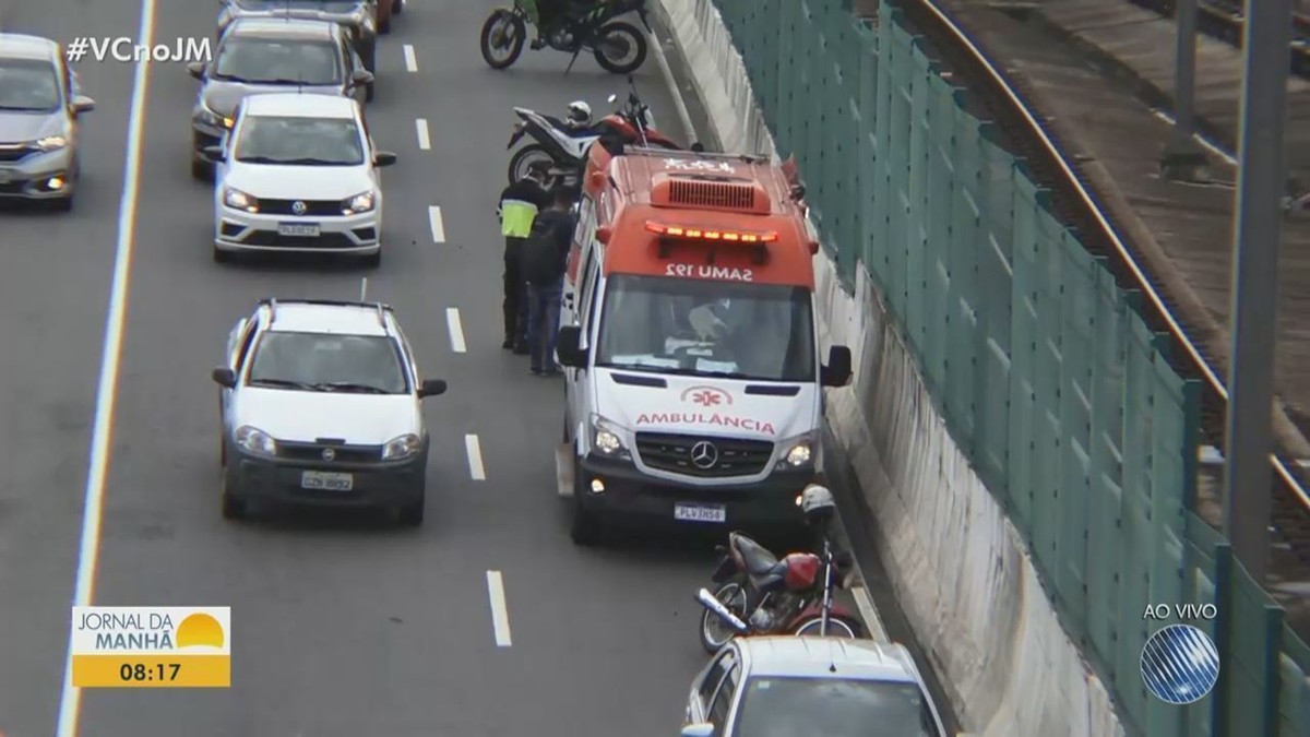 Motociclista fica ferido após sofrer acidente na Avenida Paralela, em ...