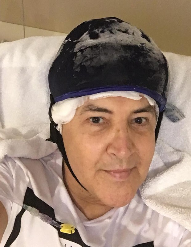 Beto Barbosa com touca para evitar queda de cabelo na quimio (Foto: Reprodução/Instagram)