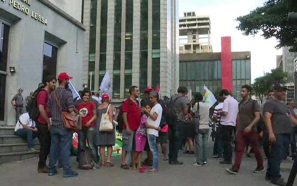 Grupo faz vigília de apoio a Lula em frente ao Fórum Pedro Lessa, na Avenida Paulista (Foto: GloboNews/Reprodução)