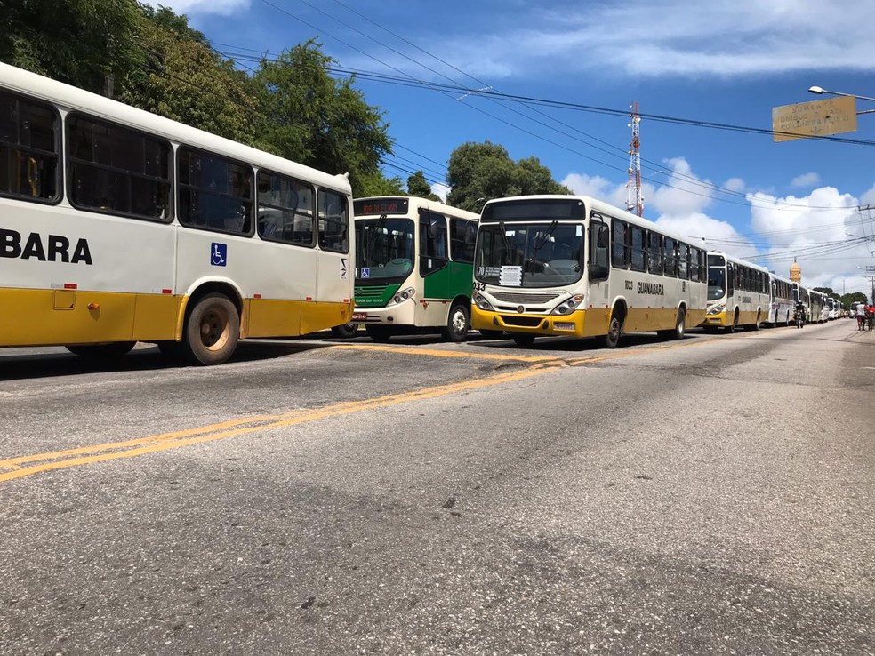 Ônibus paralisados na manhã desta segunda-feira (18), durante protesto dos trabalhadores rodoviários em Natal — Foto: Lucas Cortez/Inter TV Cabugi