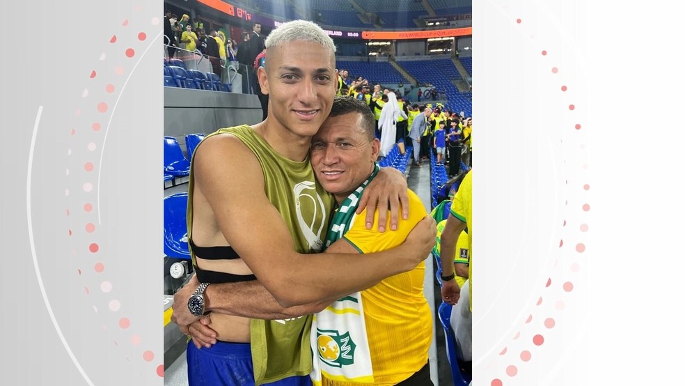 Richarlison e o pai na Copa do Mundo no Catar — Foto: Divulgação/Acervo pessoal