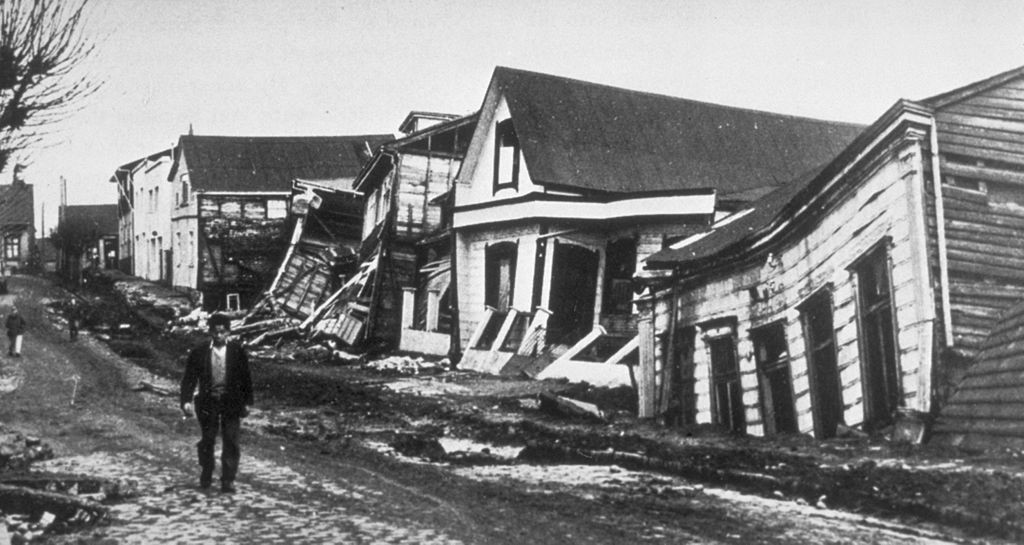 Una vista de una calle en el centro de Valdivia luego del terremoto que siguió al tsunami de 1960, 237 años antes del fenómeno recién descubierto por el estudio (Foto: Pierre Saint-Amand - Diapositivas de NGDC Natural Hazard con anotaciones)