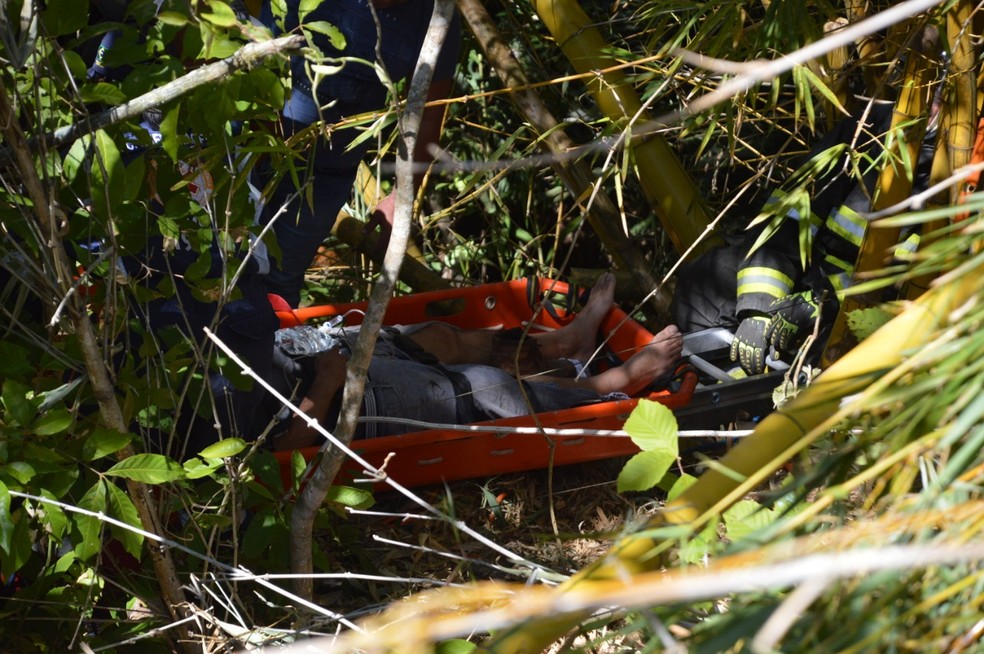 Motorista de 43 anos foi resgatado pelos bombeiros após quase 12h (paraguaçu paulista e borá)  — Foto: TV TEM/ Reprodução 