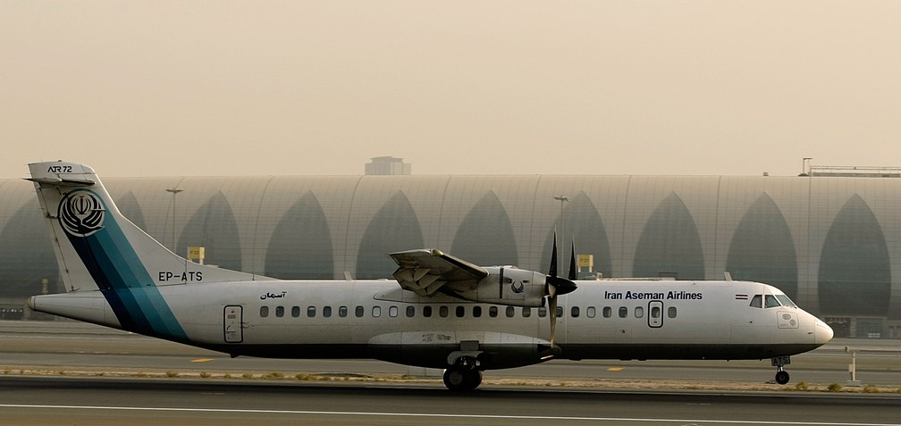 ATR-72, aeronave da Aseman Airlines, durante pouso em Dubai em julho de 2008 (Foto: MARWAN NAAMANI / AFP)
