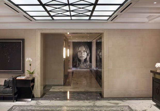 Lobby do The Surrey, em Nova York, com tapeçaria de parede inteira com rosto da modelo britânica Kate Moss (Foto: Divulgação)
