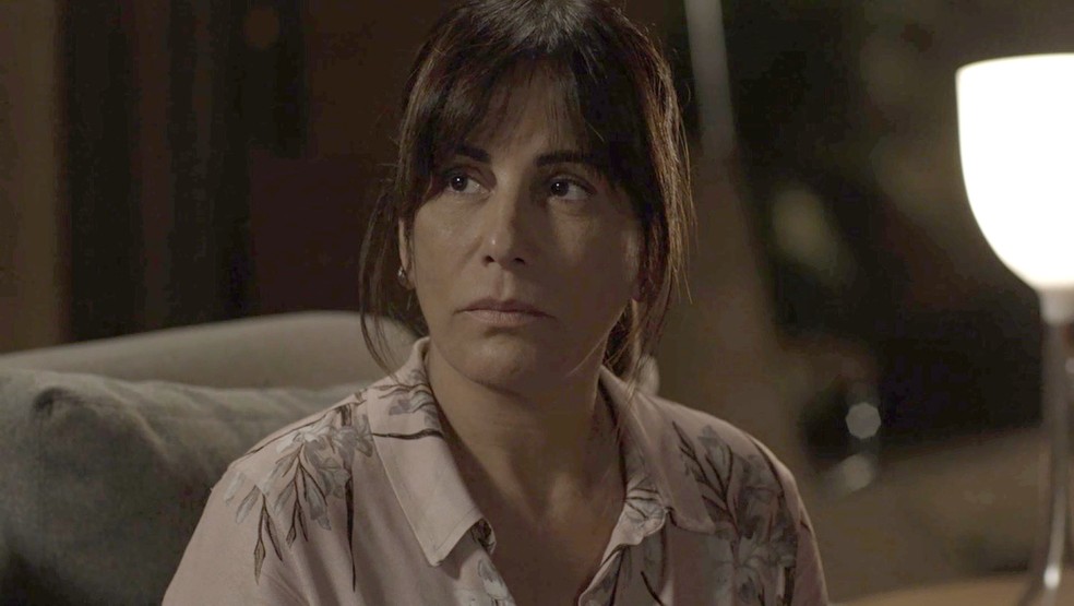 Clara defende Elizabeth das ofensas de Adriana (Foto: TV Globo)