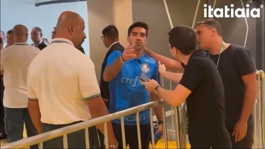 Tomada de celular, chute no microfone, expulsões: relembre os excessos de Abel Ferreira no Palmeiras