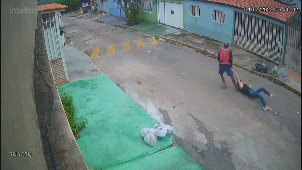 Mulher é arrastada em assalto, no DF — Foto: Reprodução