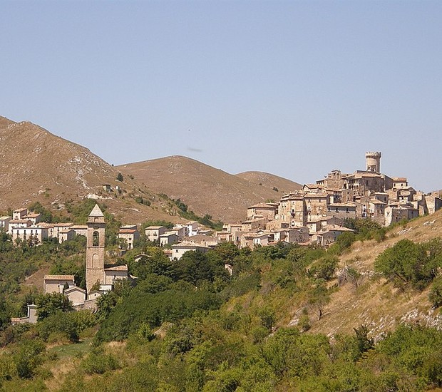 Santo Stefano di Sessanio é uma vila na região de Abruzzo, na Itália (Foto: RaBoe/ Wikimedia Commons)