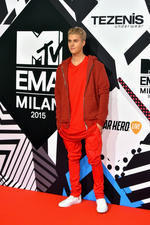 Justin Bieber: proporções acertadas e tênis branco nos pés (Foto: Getty Images)