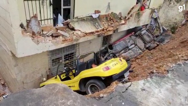 Chuvas na Bahia: Muro de oficina cede e carros atingem prédio em Salvador