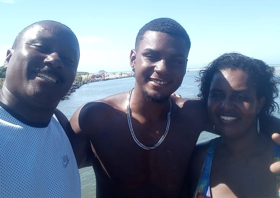 Família foi resgatada por jovem de moto aquática em SP — Foto: Arquivo pessoal