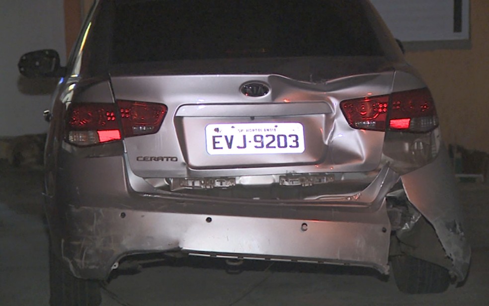 Carro desgovernado saiu de ré da garagem e atropelou a mulher na calçada em Hortolândia; menino de 8 anos estava na direção com o pai. — Foto: Reprodução/EPTV