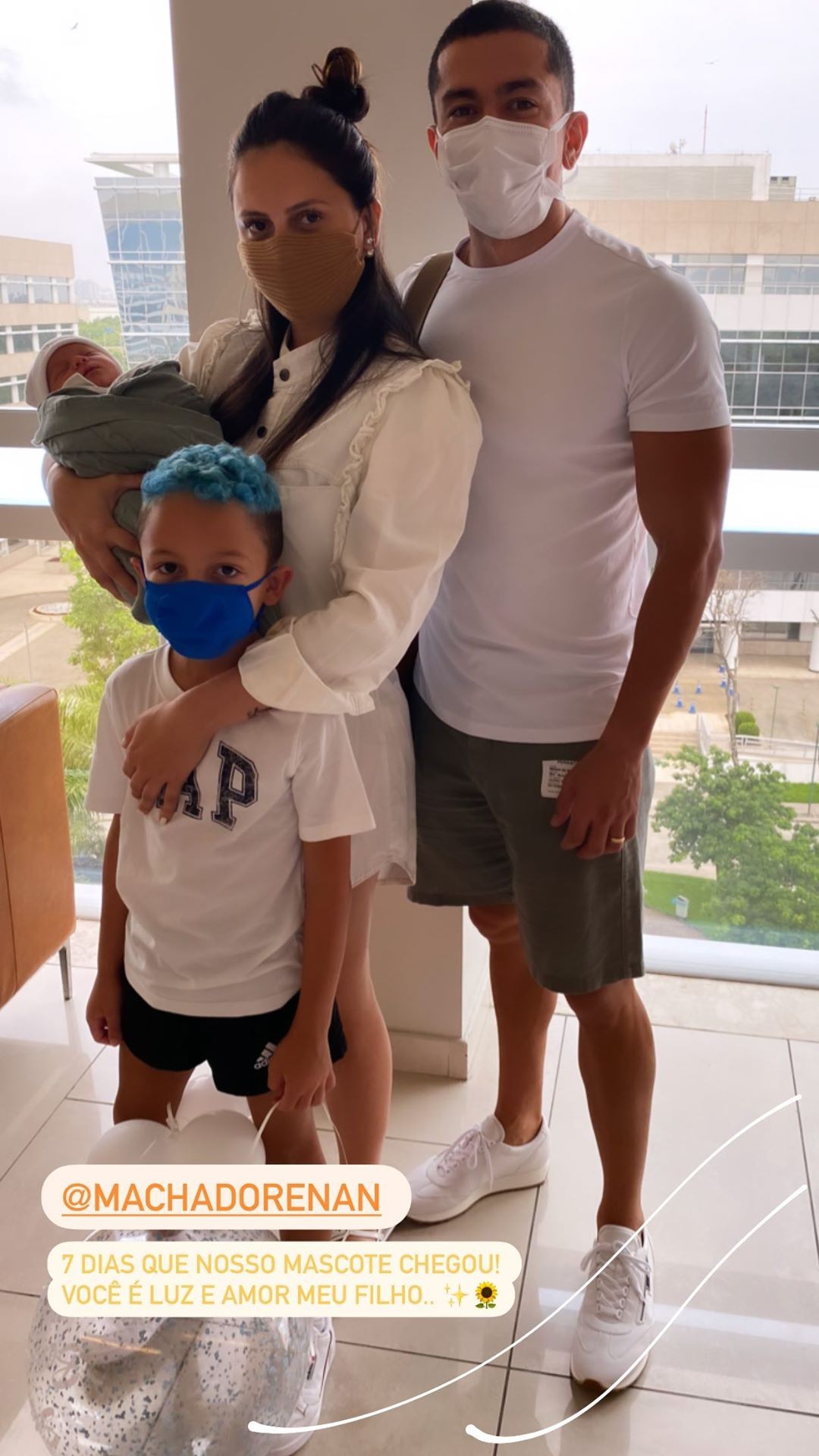 Jeni Monteiro com os filhos e o marido, Renan Machado, irmão de Anitta (Foto: Reprodução/Instagram)