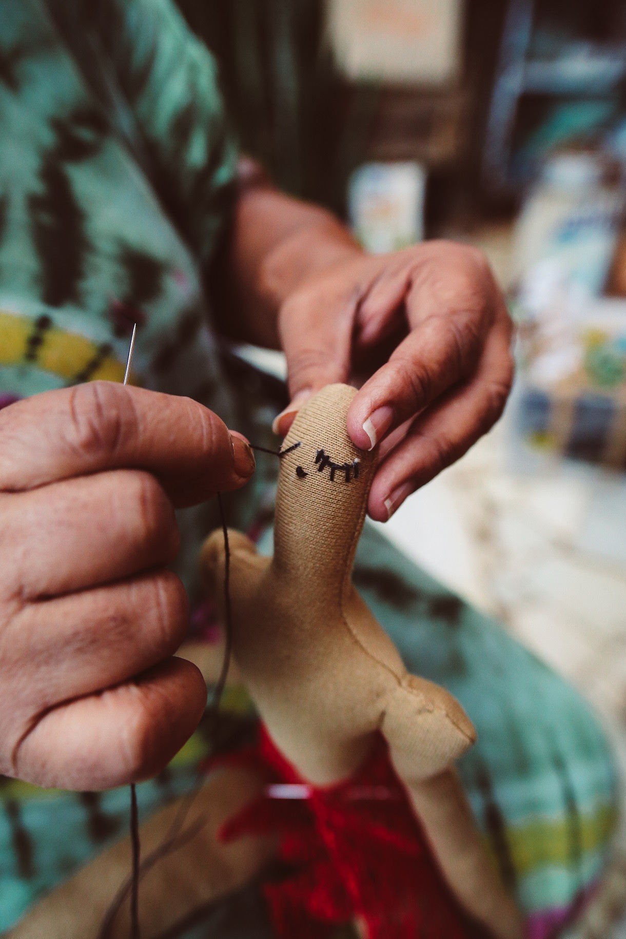 Dona Jacira cria projeto em que faz bonecas de pano (Foto: Divulgação)