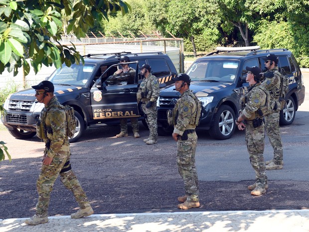 8 integrantes de tropa que atua em assaltos a banco e combate ao crime organizado, como tráfico de drogas e armas, atuaram na casa de Cunha (Foto: Evaristo Sá/AFP)