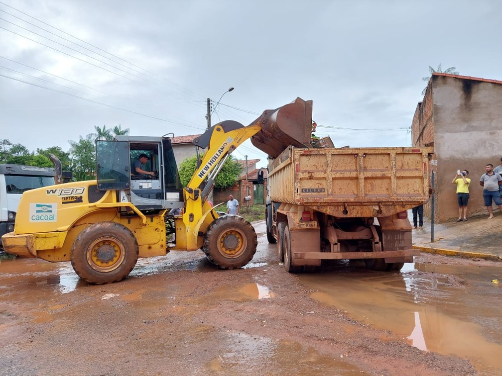 Ruas ficaram cheia de lama e lixo neste sábado em Cacoal — Foto: Victória Ferreira/Rede Amazônica