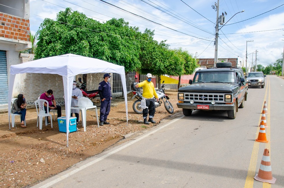 Barreiras sanitárias abordam motoristas e passageiros que chegam em Serra Talhada — Foto: Thiago Santos/Divulgação