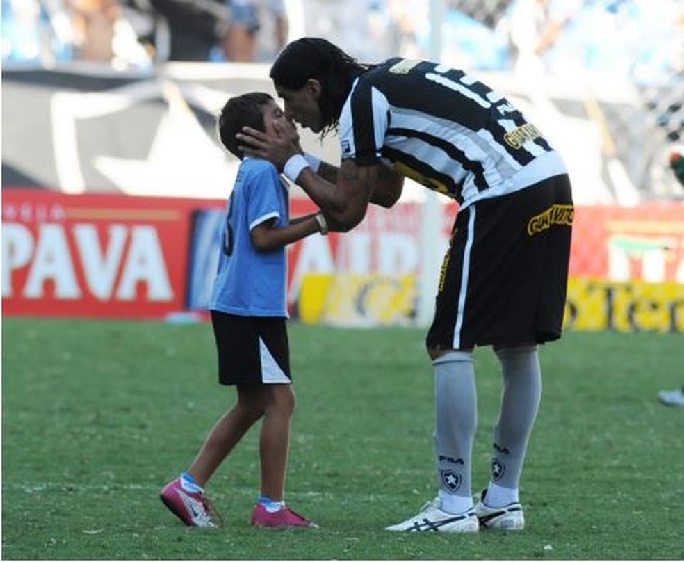 Loco Abreu com o filho Diego em 2011. Agora, ele defende o sub-20 do Glorioso — Foto: André Durão