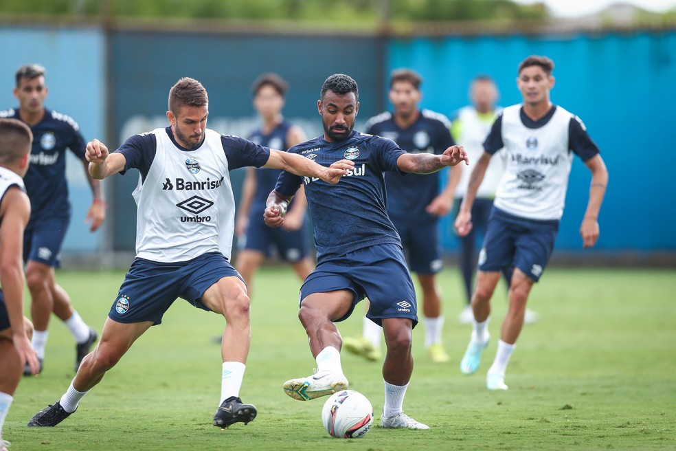 Bruno Uvini e Diogo Barbosa (no fundo) devem ser titulares do Grêmio — Foto: Lucas Uebel/Grêmio