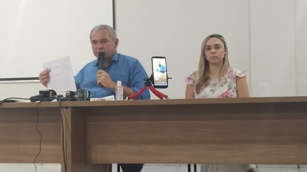 Prefeito Nélio Aguiar apresentou o exame sem mostrar nome da paciente — Foto: Sílvia Vieira/G1