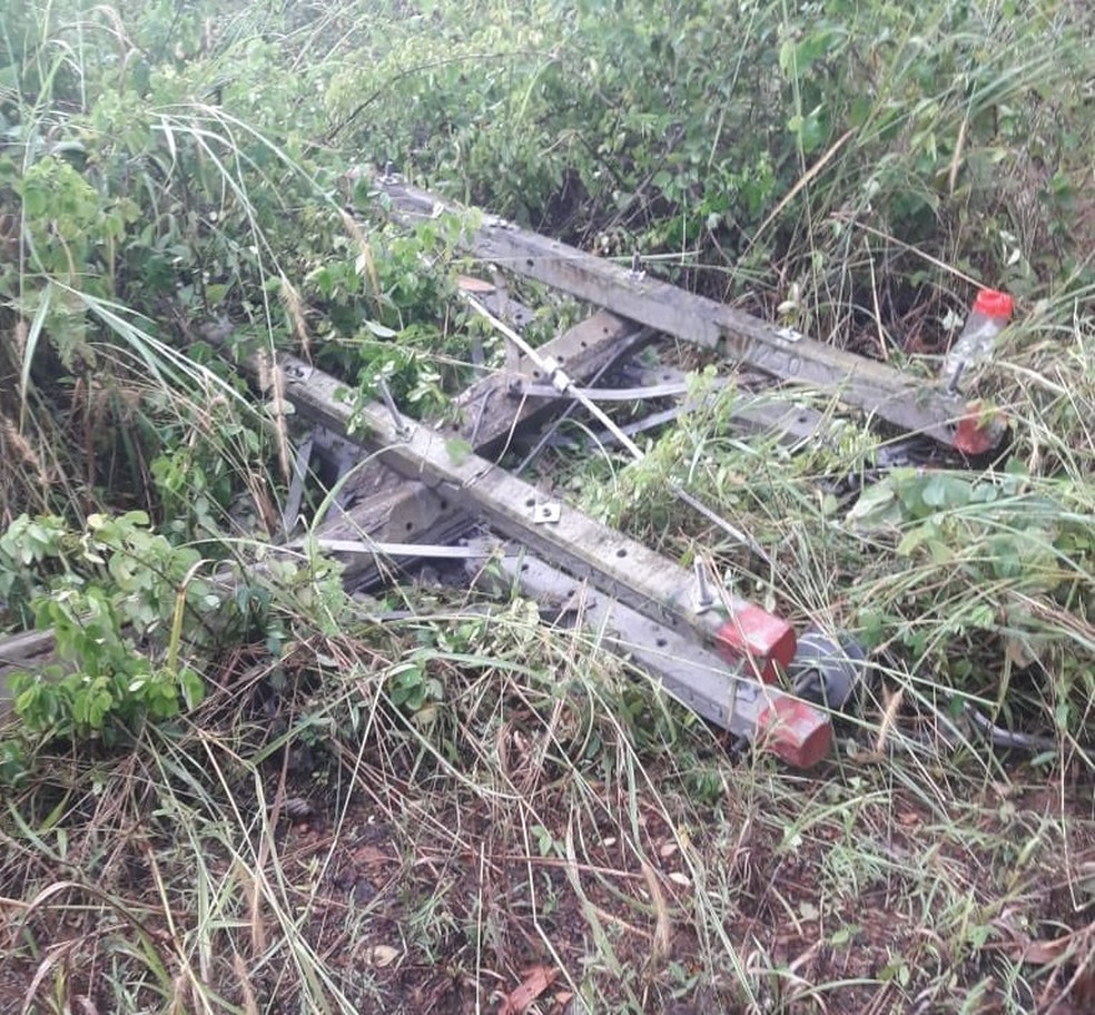 Queda de poste e rompimento da rede deixou Pedra Branca sem energia &mdash; Foto: Reprodu&ccedil;&atilde;o